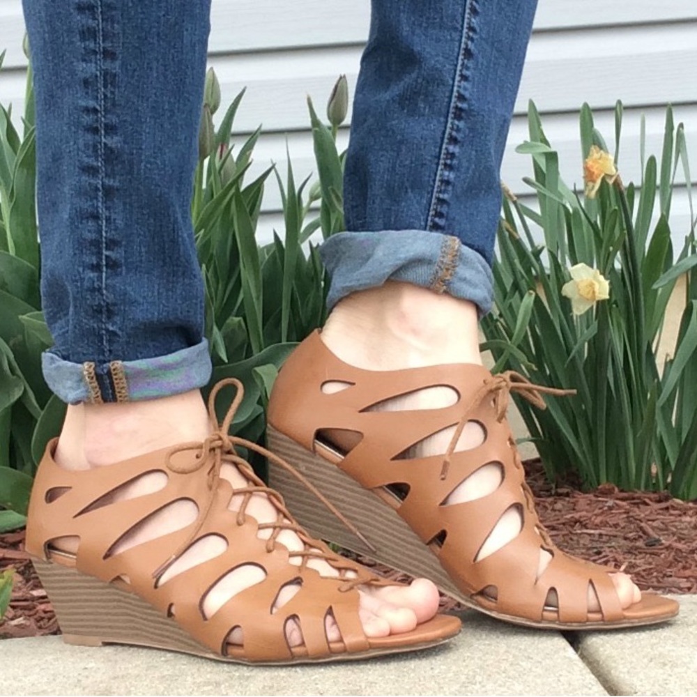 Open Toe Wedge Sandal • Size 7.5 • Brown